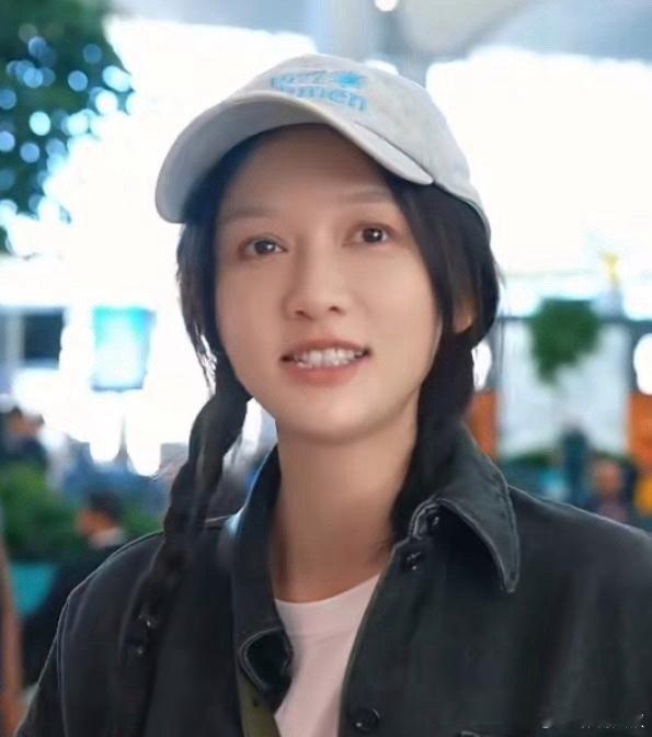 陈乔恩伪素颜出镜，梳两个麻花辫，戴上棒球帽就和二十来岁女生差不多。她近期一直在国