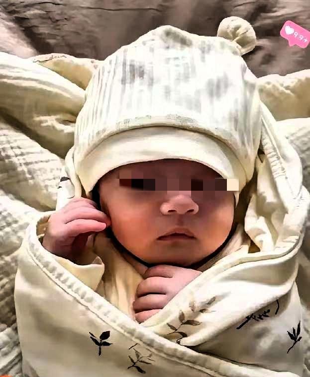 陕西一女子分娩时因羊水栓塞不幸离世，留下了刚出生不久的女儿。妻子离世后，丈夫不久