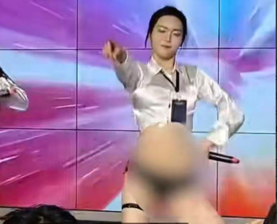 韩国娱乐圈竟然集体卖肉，下露底裤，上穿内衣，连性动作她们都搬到舞台上了！
 
常