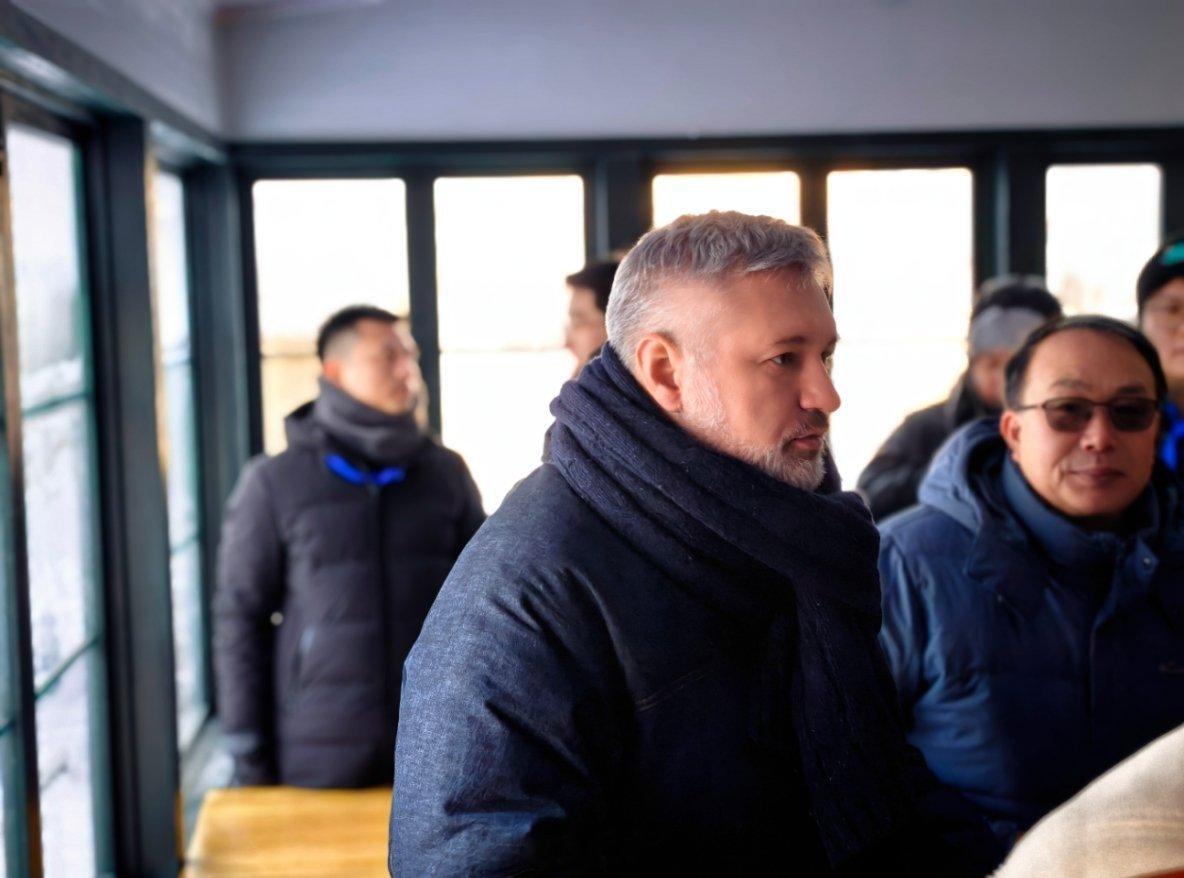 万千气象看龙江  总在黄昏时拐进花园街。光斜斜切过黄房子双坡屋顶，砖木纹理里19