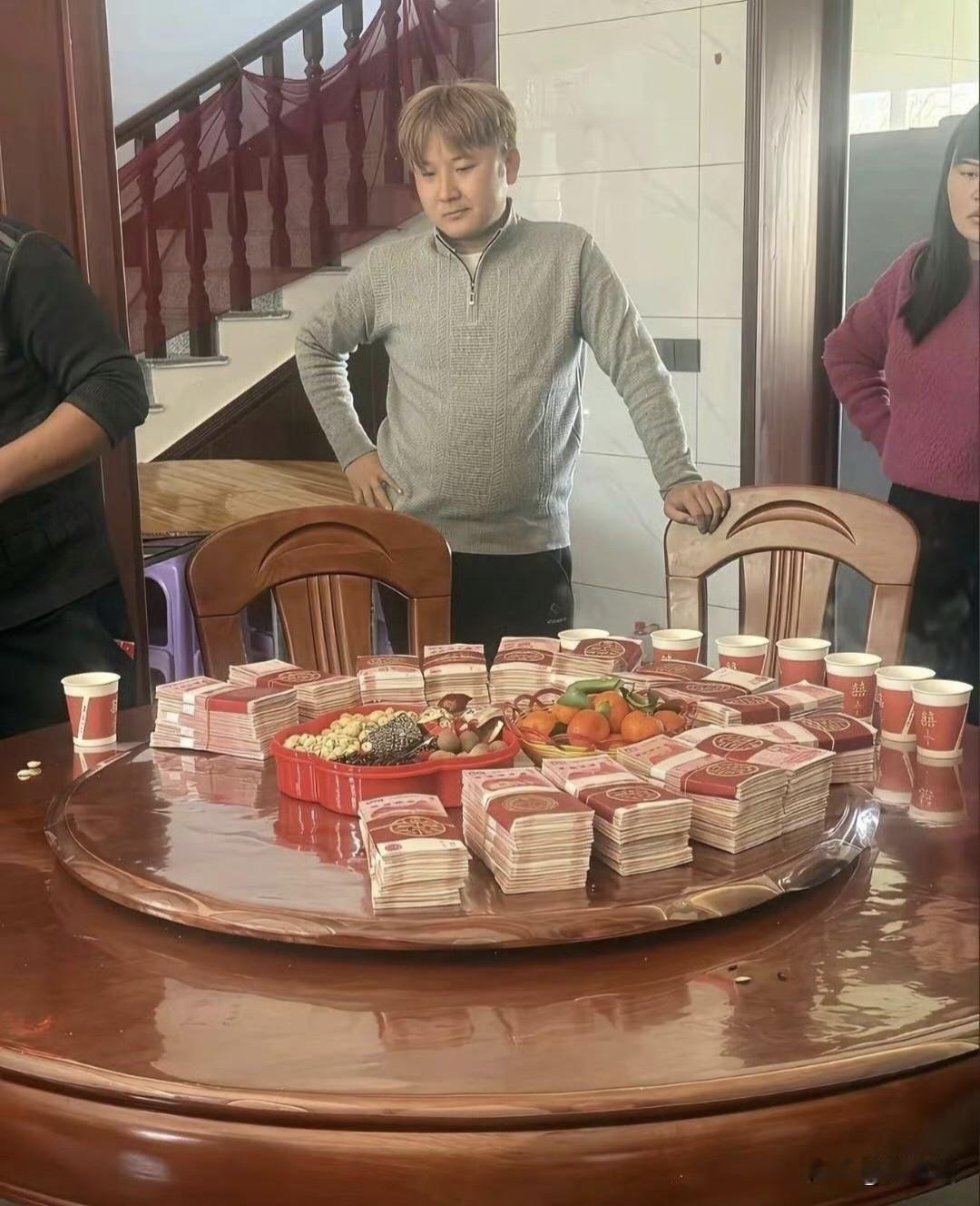 能拿的出这么多钱，为什么都不开心的样子啊？
