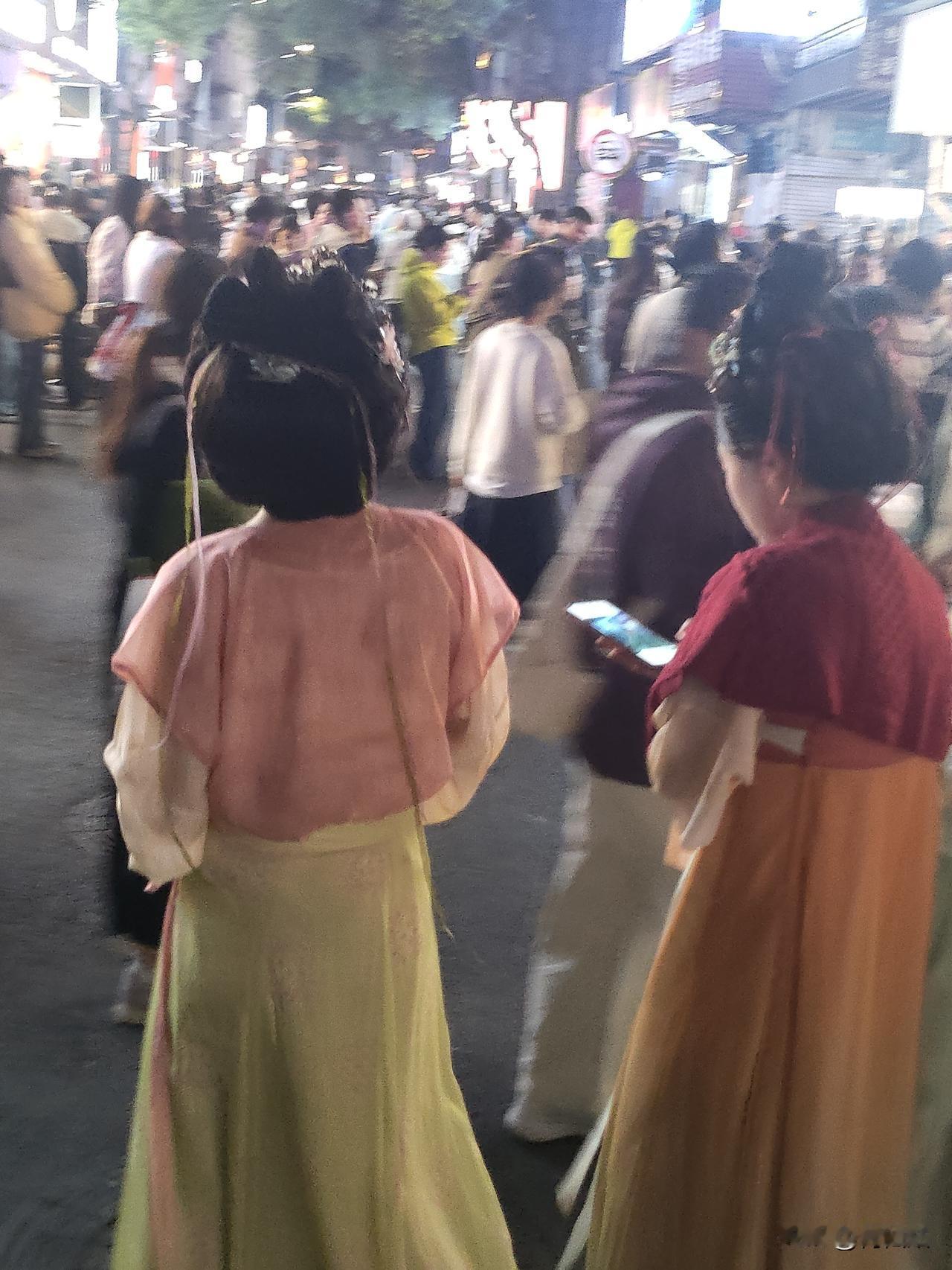 晚上去老街逛，真个是绝杀！华灯一照，整条街直接“炸了锅”——人挤人挤得哟，空气里