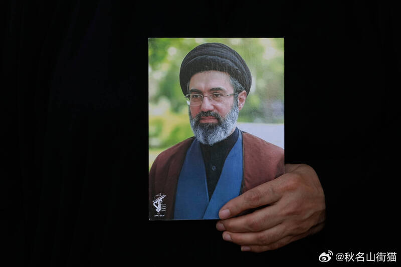 伊朗最高领袖生死引发猜测！官方发布旧视频遭质疑，称将公布最新画面海外新鲜事美伊再