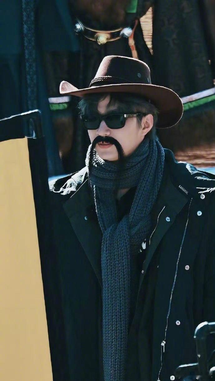 刘耀文胡子感觉刘耀文下一秒就要说馕言文了 今日录制爱奇艺新综艺《宇宙闪烁请注意》