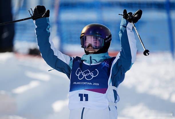 女子U型场地决赛中国19岁小将成功完赛三轮都是平稳完赛！得分稍微提升了一丢丢 7