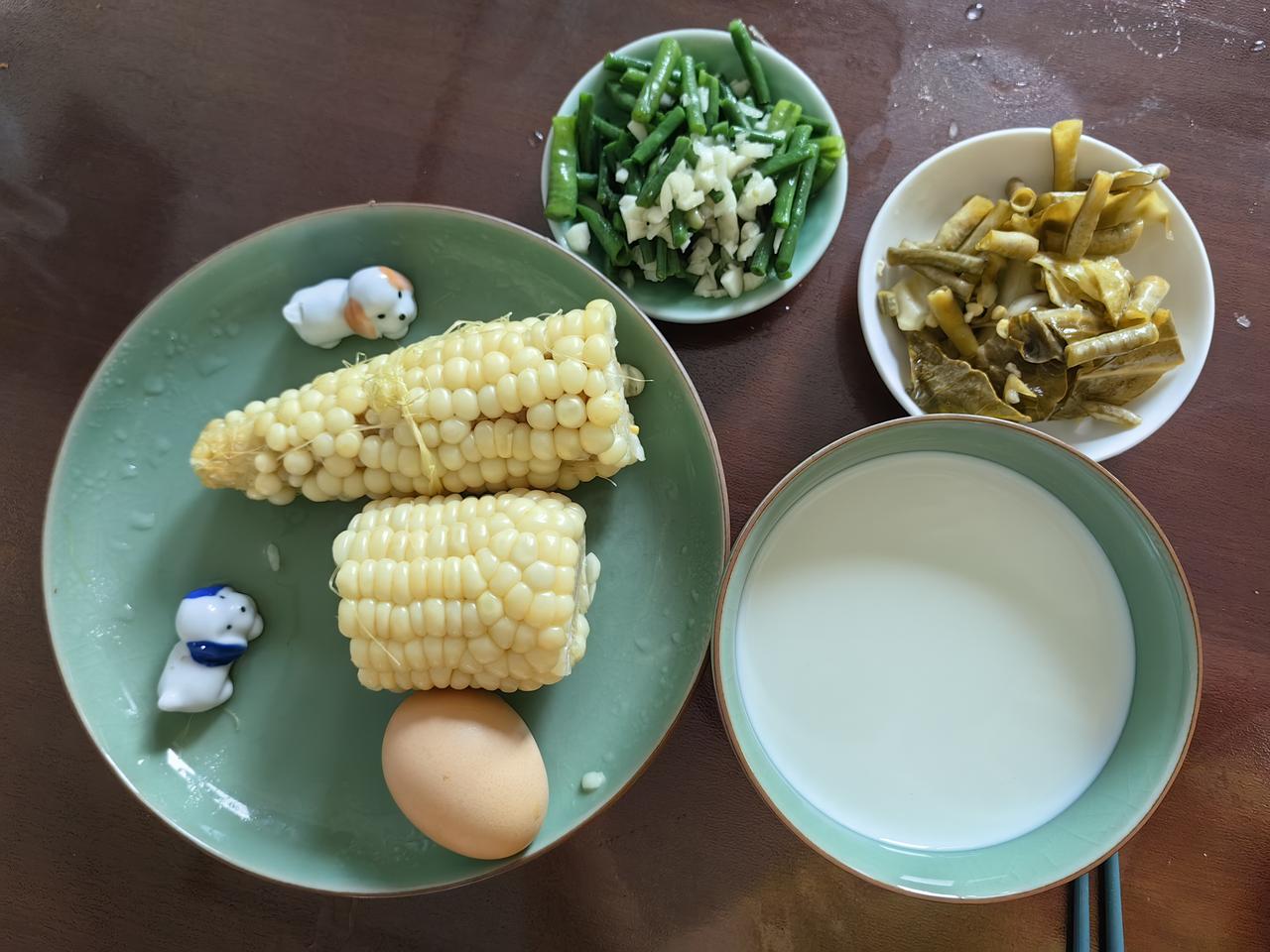 我天天七点雷打不动吃早餐：一杯牛奶一个水煮蛋，再来半根玉米或者一片全麦面包，今天