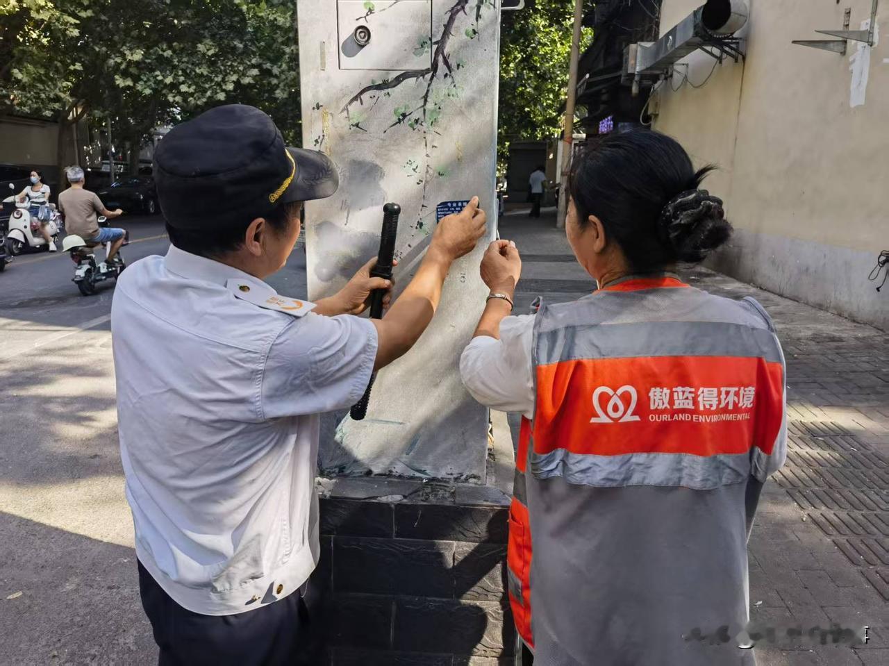 日常细微见真情！郑州市中原区巡防员日记
巡防员日常任务就是在大街小巷例行巡逻防范