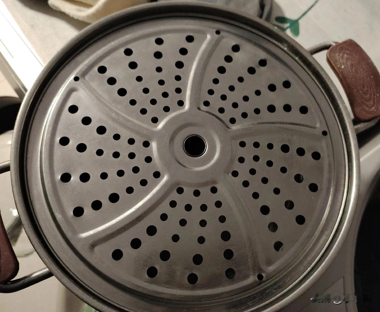 用了几十年了，咋就没想到呢？
今天学到了一招，原来蒸屉这样用。用了这么多年，自己