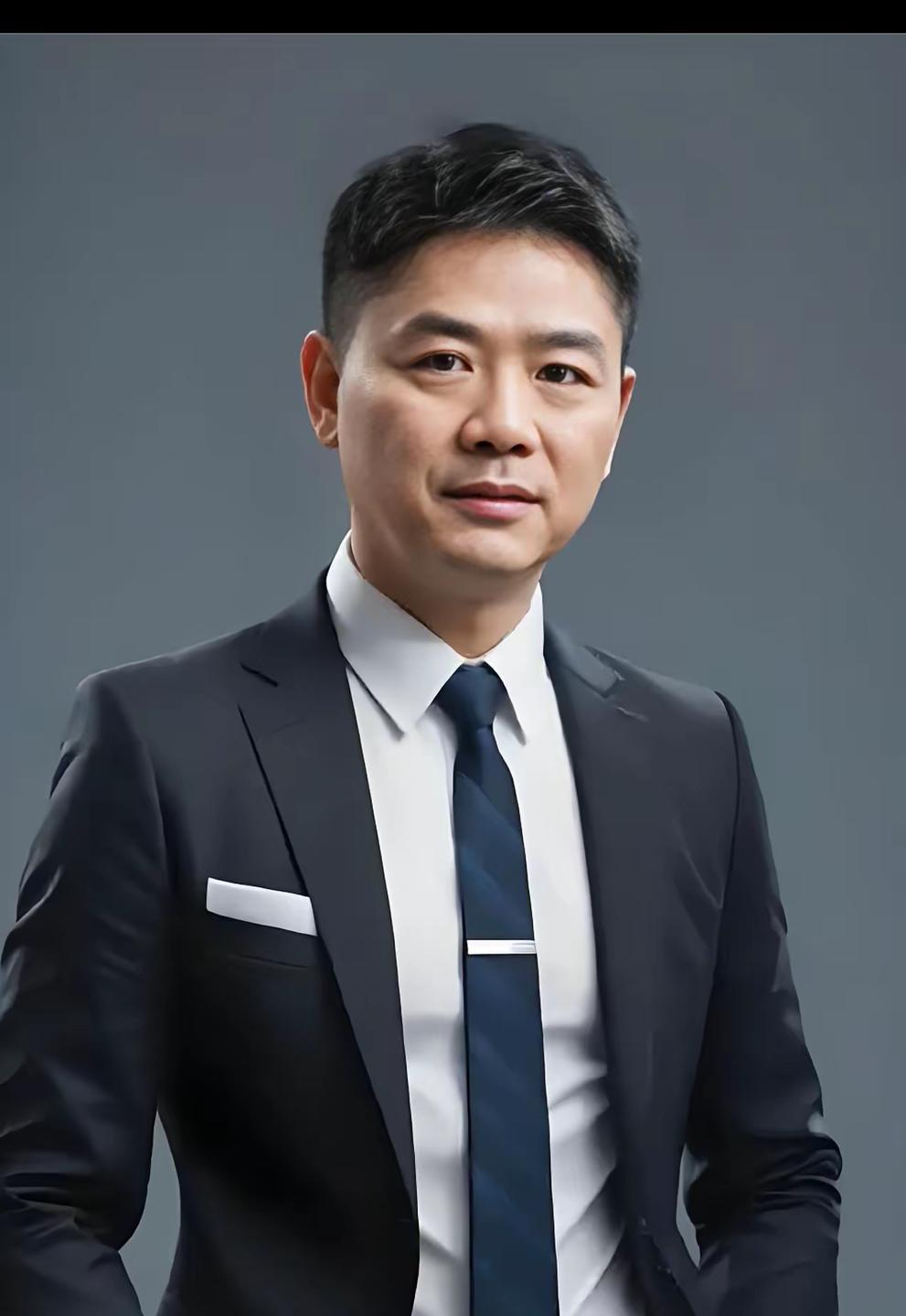 一夜之间全网刷屏！51岁的刘强东，哪像身家千亿的大佬，活脱脱一个揣着初心的“热血