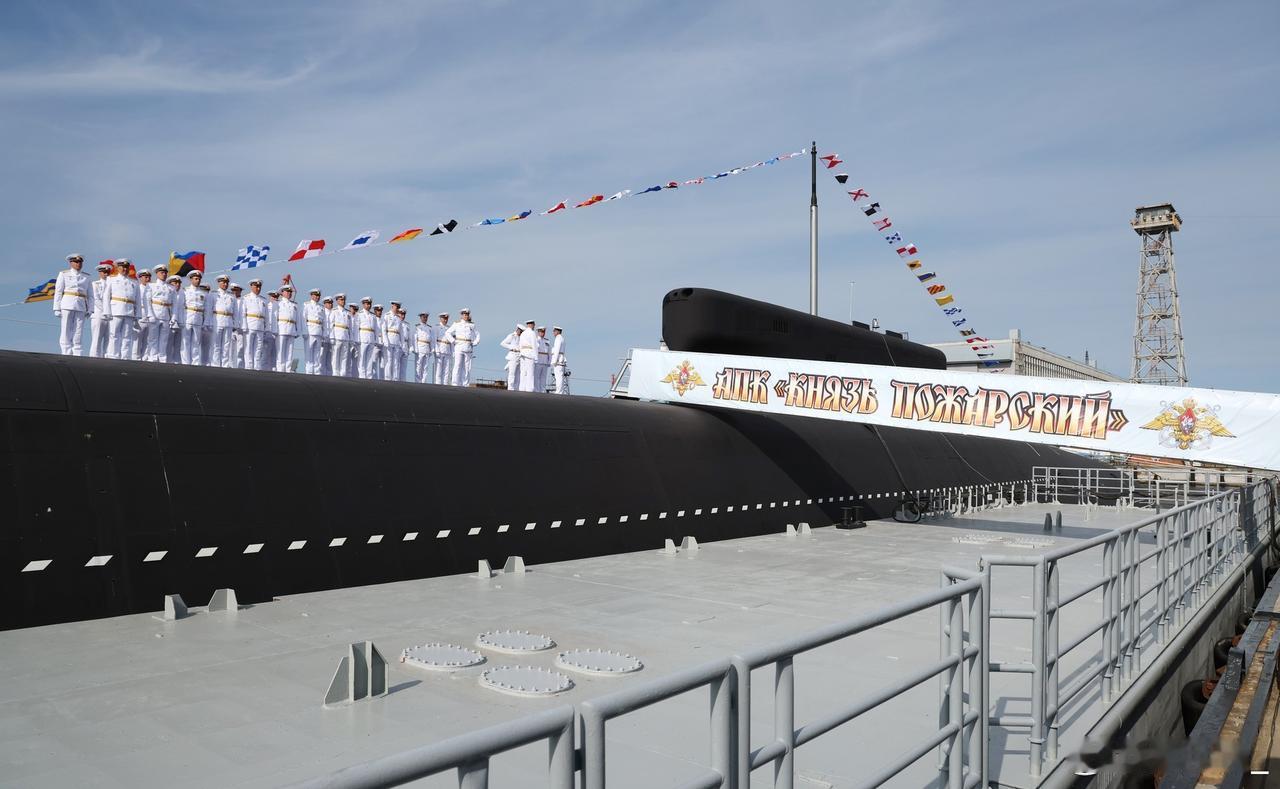 7月24日俄罗斯海军K-555“波扎尔斯基大公”号战略核潜艇在北德文斯克造船厂举