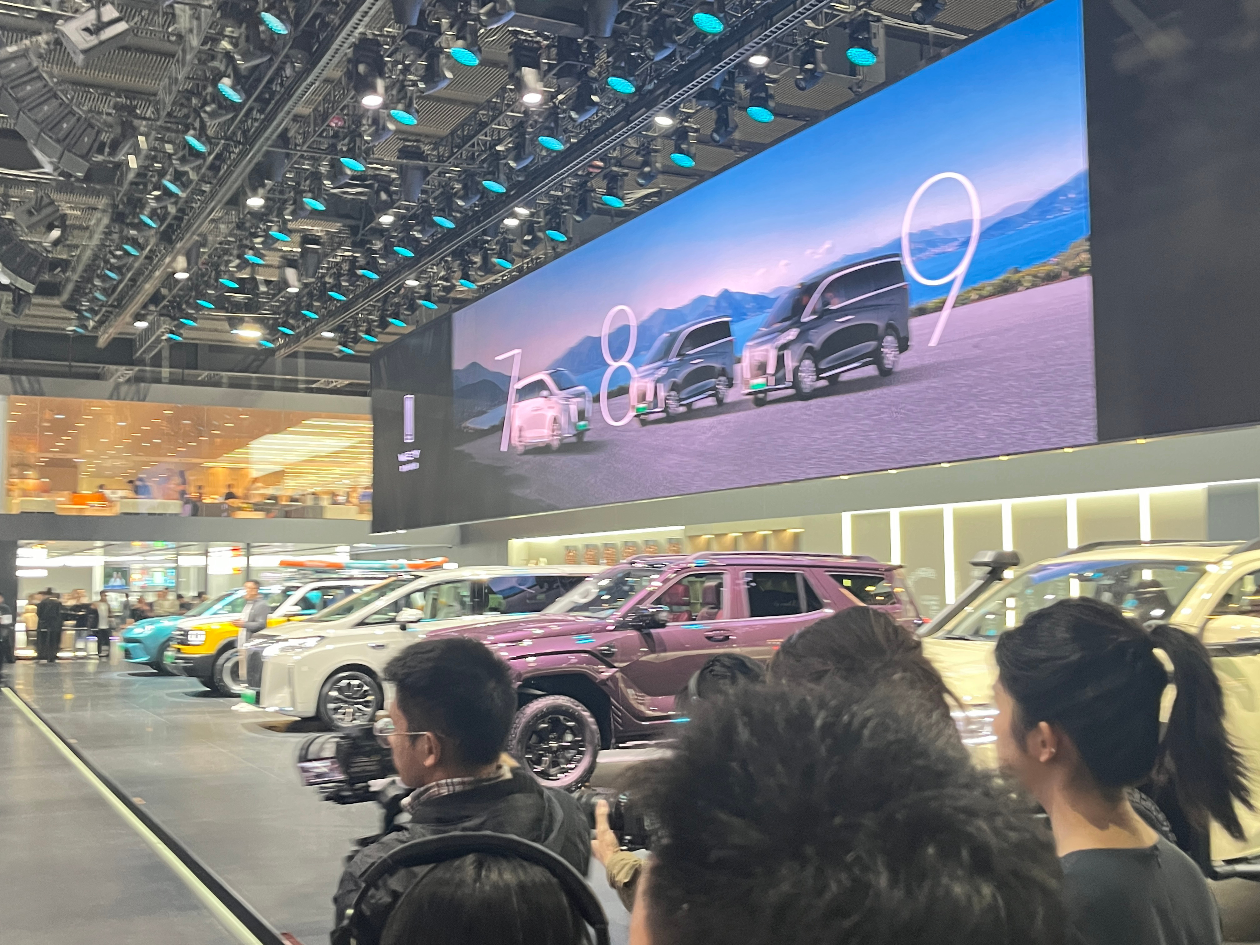 魏牌WEY不管是SUV还是MPV，家用都挺合适～ 混动技术省油又能跑，还有超大空