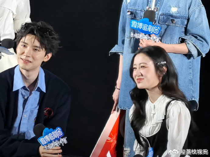 周翊然包上恩牵手入场 谁懂啊！追剧团一出场就牵手也太甜了吧，氛围感直接拉满，剧还