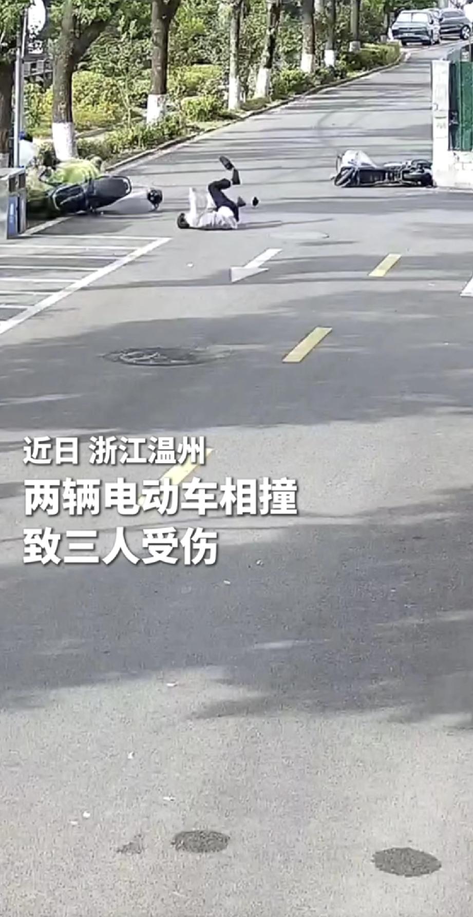 俩单人骑电动车相撞三人受伤，其中一人舍不得叫救护车。民警果断喊出：“我开警车带你