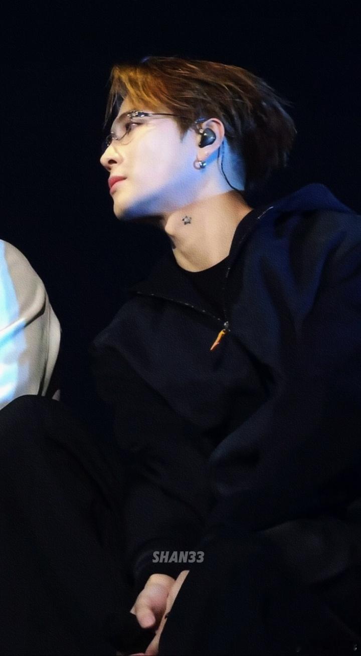 【饭制截修】戴眼镜的王嘉尔更是daddy级别！超话星动联产季