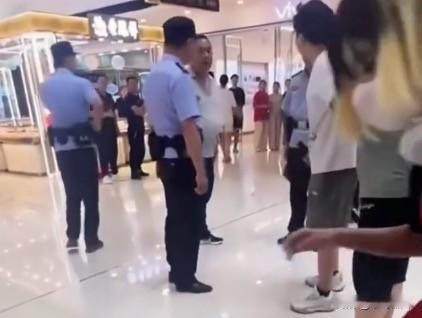 这哪是爱国啊，分明就是故意找事啊！7月23日在甘肃酒泉一商场内，一男子看到有年轻