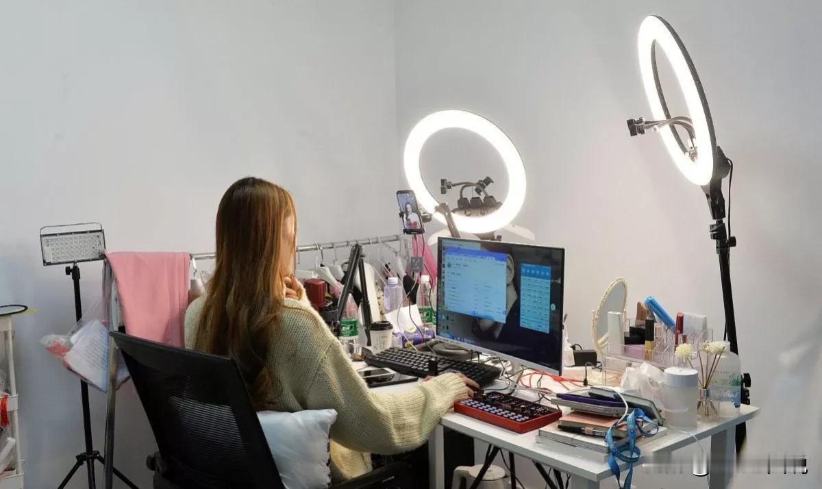 公司一领导特别喜欢在公司群内转一些什么“某某公司大面积裁员”之类的链接，结果今被