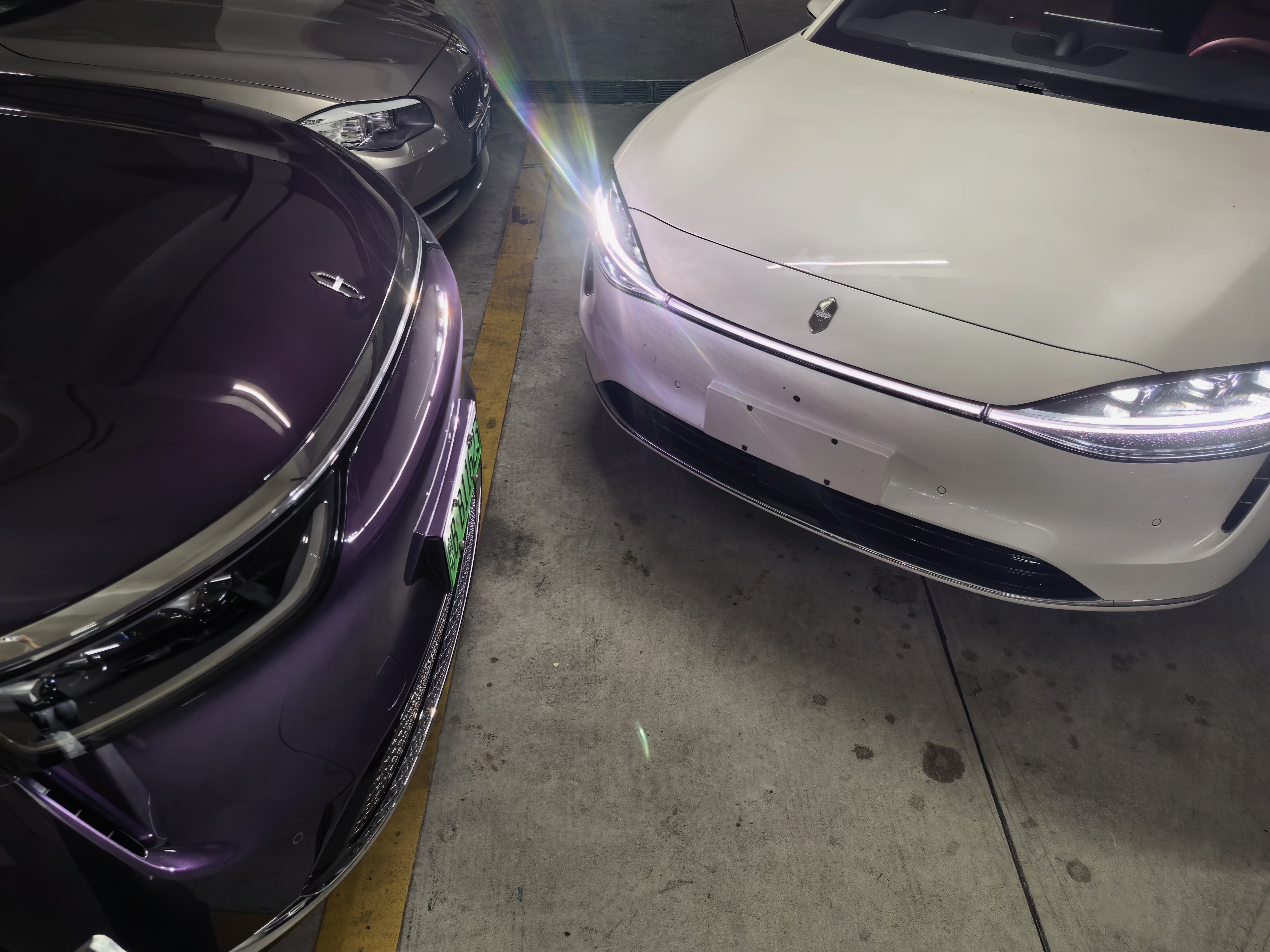 享界S9遇上问界M8，这个组合其实很不错的。一个大车家庭用，一台豪华行政车上下班