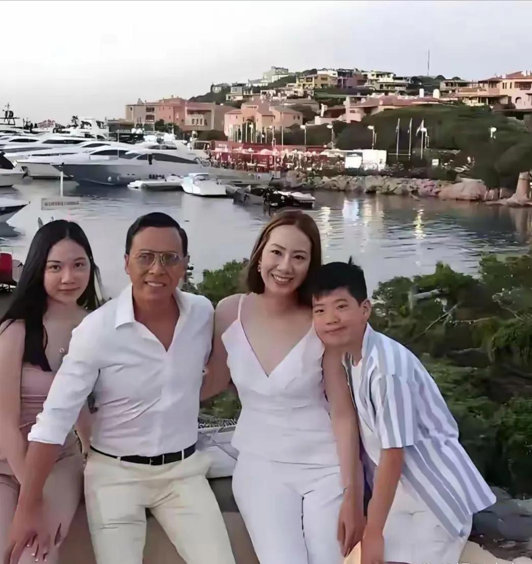 还有谁？甄子丹十足的人生赢家。
她事业有成，妻子美丽有气质，还有一双漂亮帅气的儿