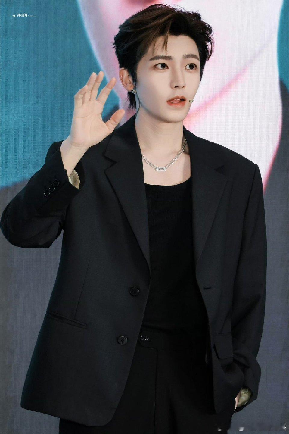 侯明昊世界杯观赛仪式感拉满了侯明昊分享看球装备 世界杯还没开赛，侯明昊的资深球迷