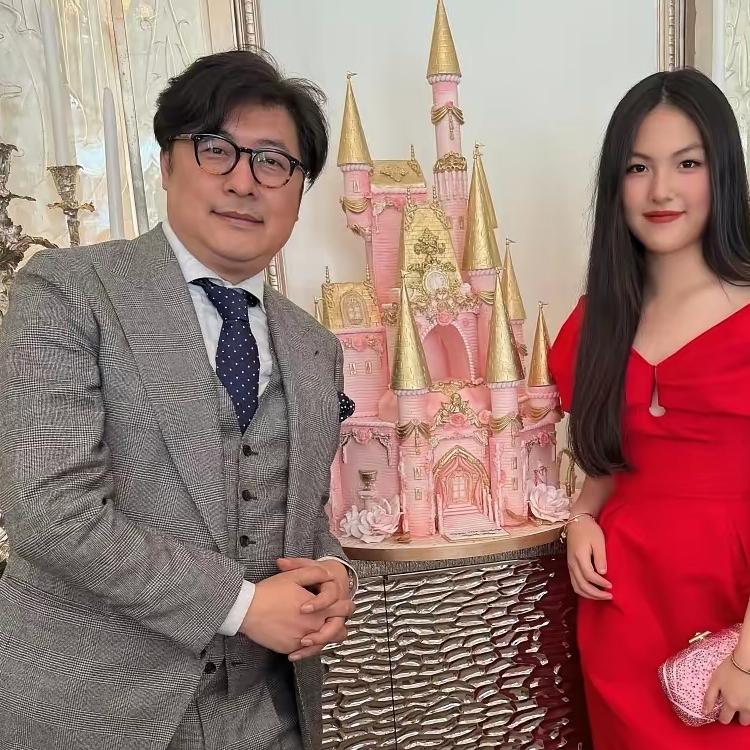 王诗龄16岁生日，爸爸特意飞英国陪她过。生日宴放金碧辉煌的餐厅里，服务员穿得都特