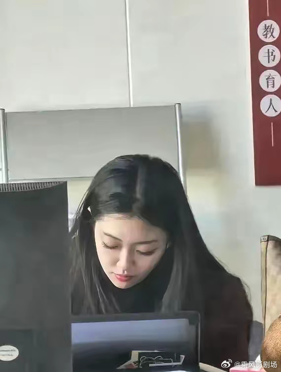大家发现了没，但凡是坐在政府部门办公室里的女生，不管她是哪个级别的，不管是省级还