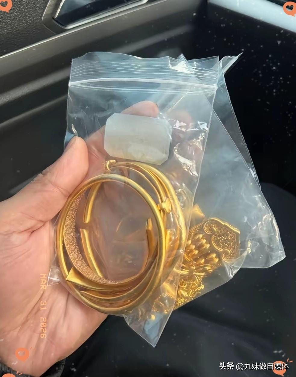 看了今天的金价，
我直接把全部黄金卖了！
因为今天不仅金价涨了，而且大部分
黄金