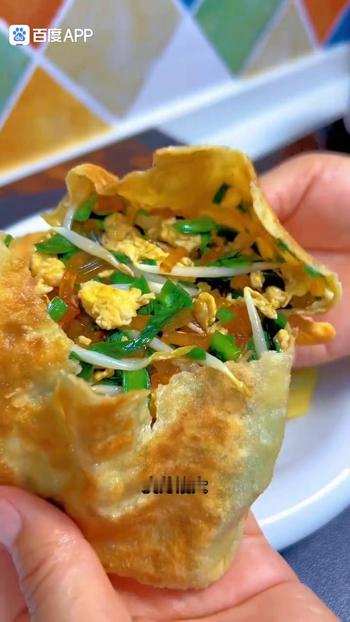 韭菜馅饼。
喜欢吃馅饼又不会包的姐妹可以试试这个方法，皮薄馅大，柔软筋道，特别好