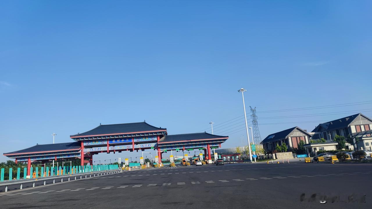 这座黄河大桥跨桥总长度大约15km左右，它的北端是新乡市封丘县，南端市开封市城乡
