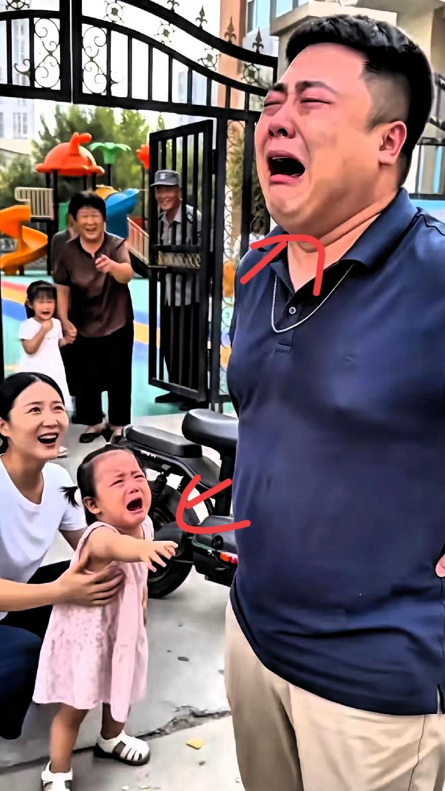 爸爸送女儿第一次上幼儿园，哭得稀里哗啦。妈妈本想哭，却被爸爸抢了风头。孩子第一次