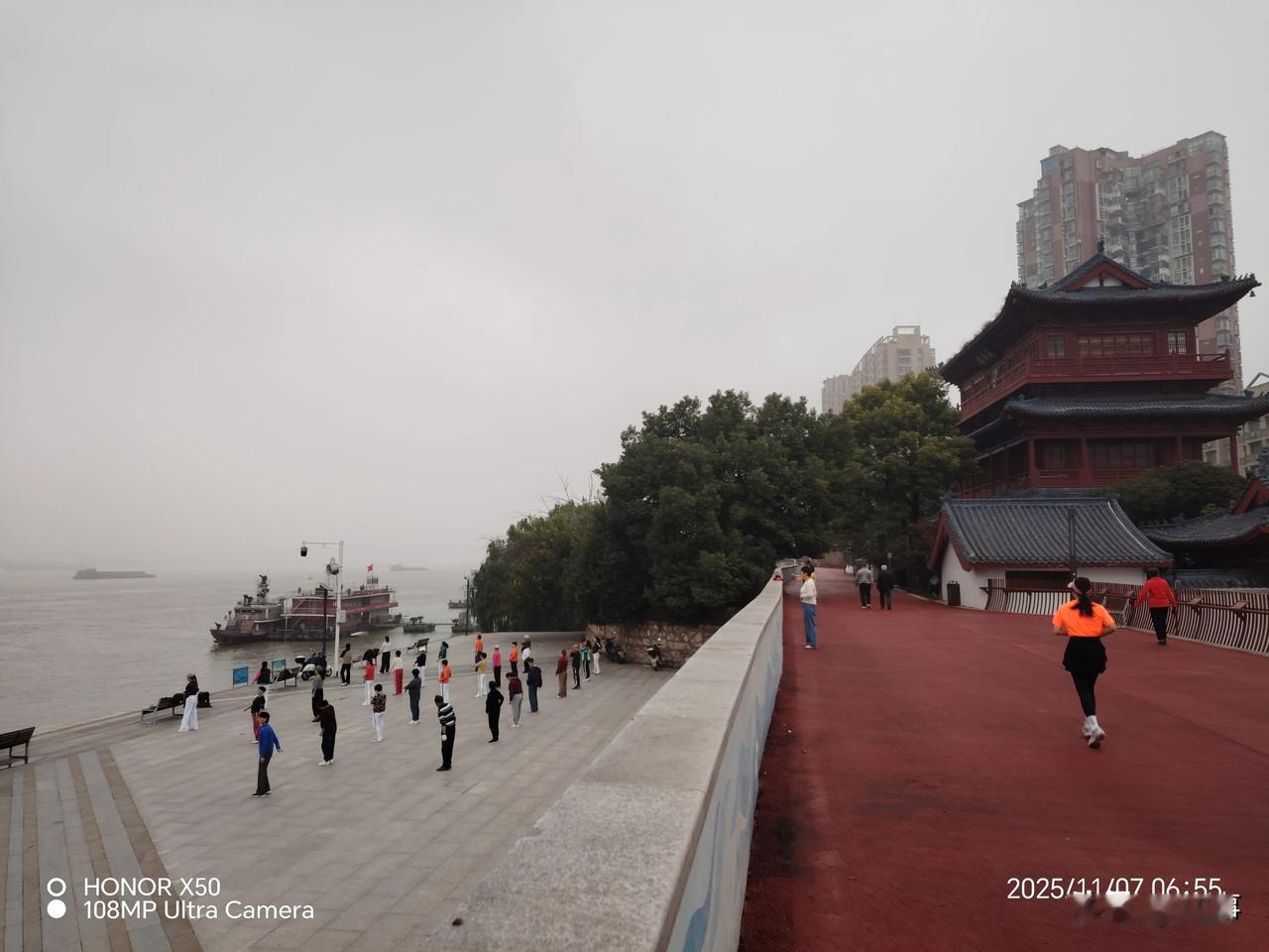 冬日生活打卡季11月7日长江岸边晨练打卡
