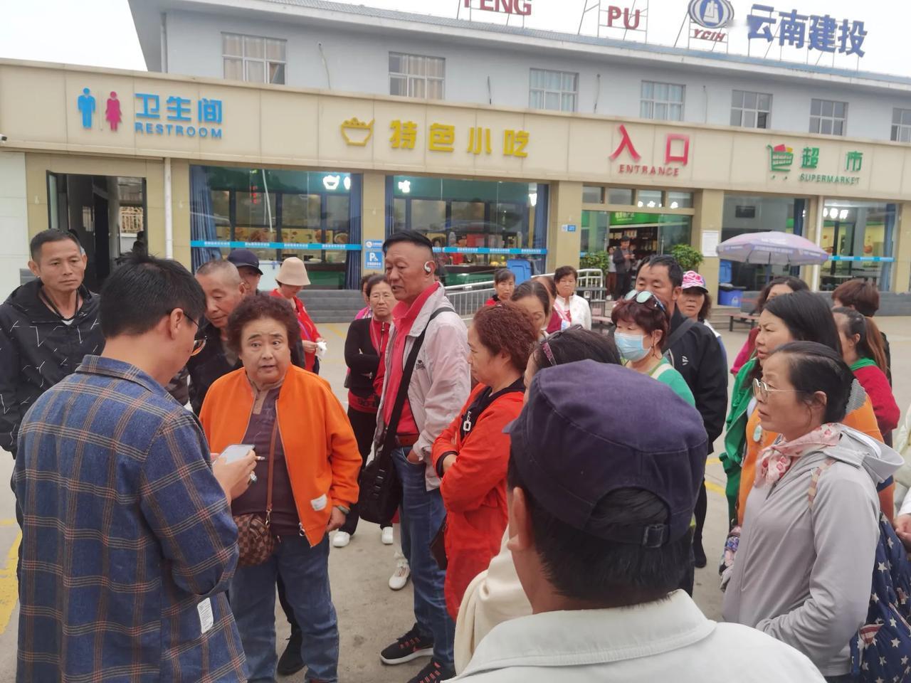 黑心老板不划款，驾驶员无钱加油，导致游客滞留朋普服务区。