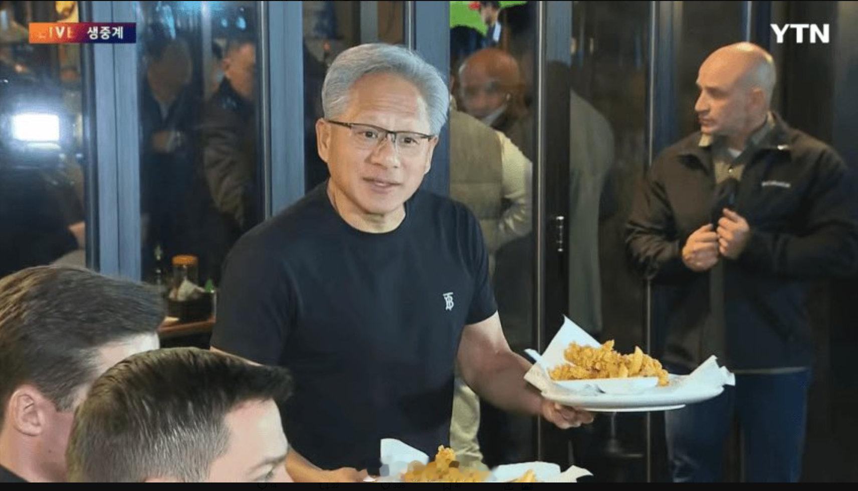 昨晚，黄仁勋和三星、现代汽车的CEO在首尔一家韩式炸鸡店共进晚餐。黄仁勋心情大好