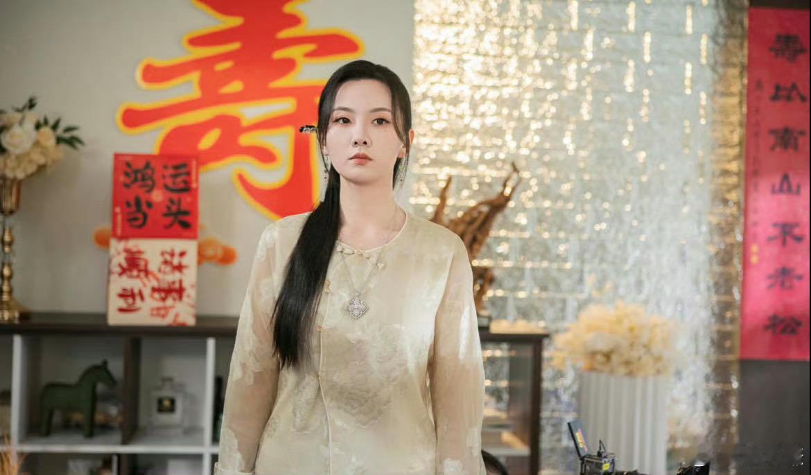 短剧女演员在颜值赛道堪比内娱小花 各色美女扎堆出圈，明艳吸睛甜妹戳心，颜值实力双