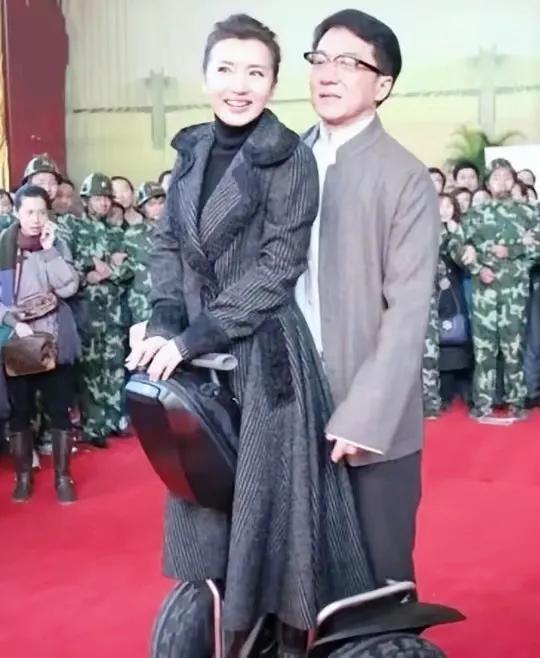 那天走红地毯，成龙与陈好在干什么…
陈好我很难加的 成龙丶张曼玉 陈好就事论事 