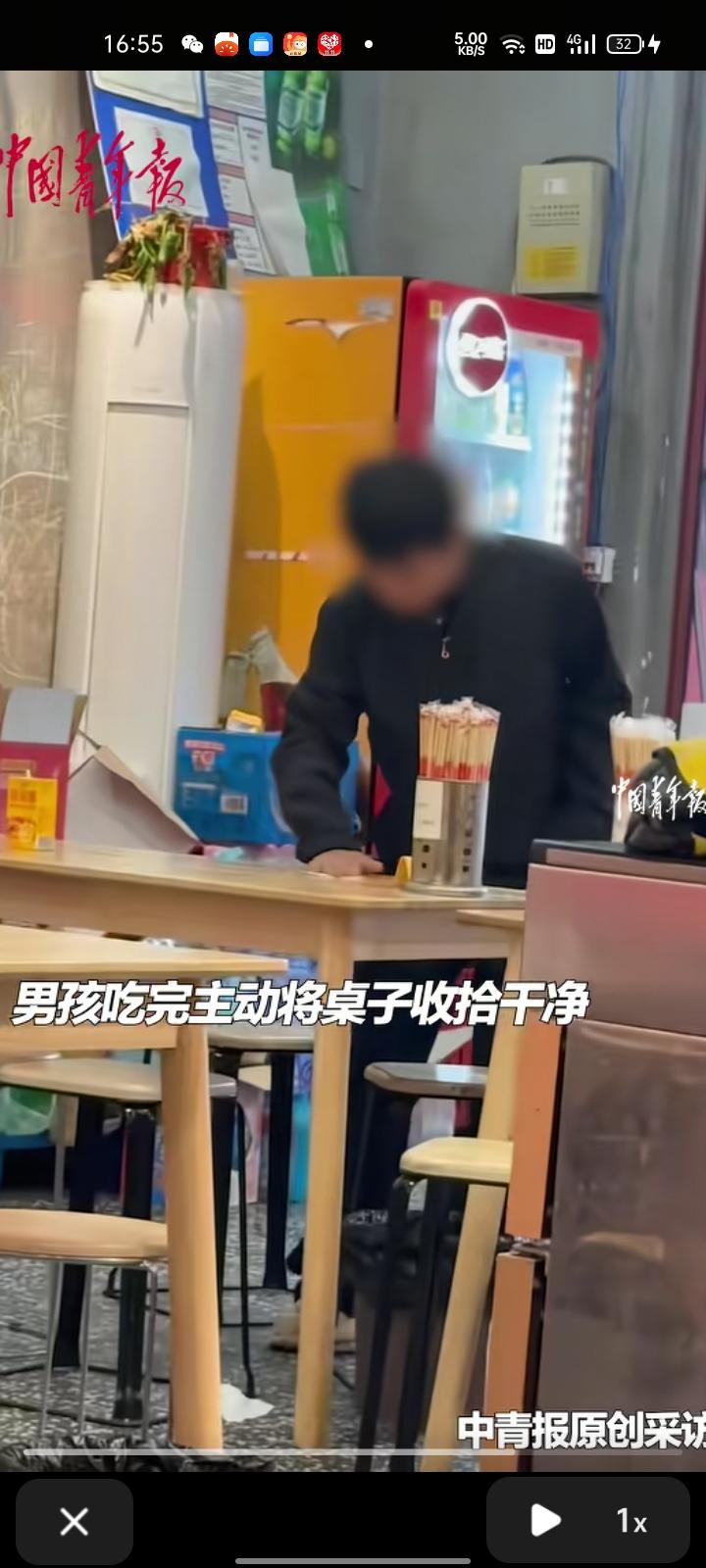 10月16日，新乡市封丘县。男孩在街头捡剩饭吃，餐厅老板发现后邀请他进店用餐，男