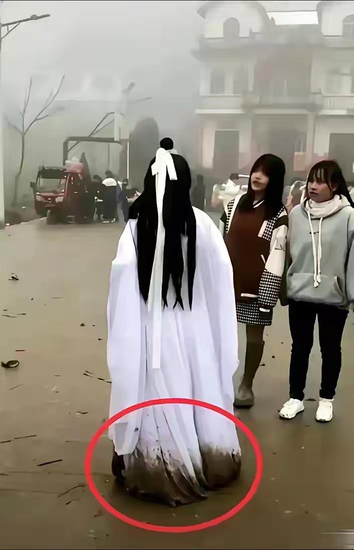 古代人又不傻，知道什么时候穿什么衣服
有人看到现在年轻人穿古装，担心古人在下雨天