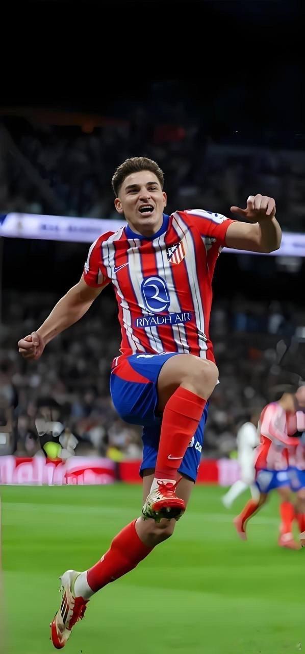 十人马竞客场翻车！阿尔马达红点套餐，艾尔切3比2爆冷。西甲第33轮，艾尔切主场3