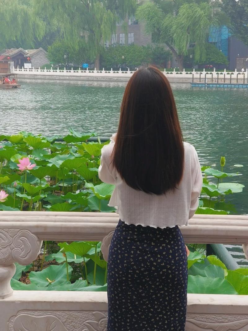 真正的积德，从不是刻意讨好
 
很多人以为，积德要大费周章、刻意付出。其实真正的