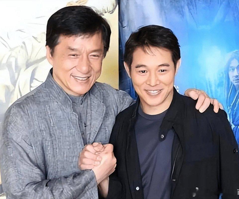 成龙李连杰拥抱曾经陪伴我们度过年轻岁月的他们老了，看见成龙李连杰他们，就想起自己