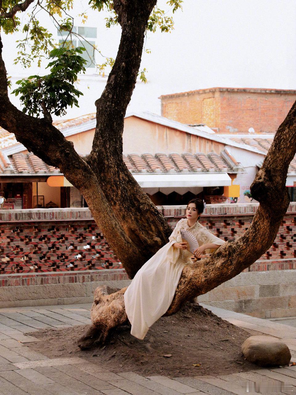 李晟簪的小小花 谁的女神谁的妈咪来了李晟无论是走侠女还是走温柔路线都如此适配！ 