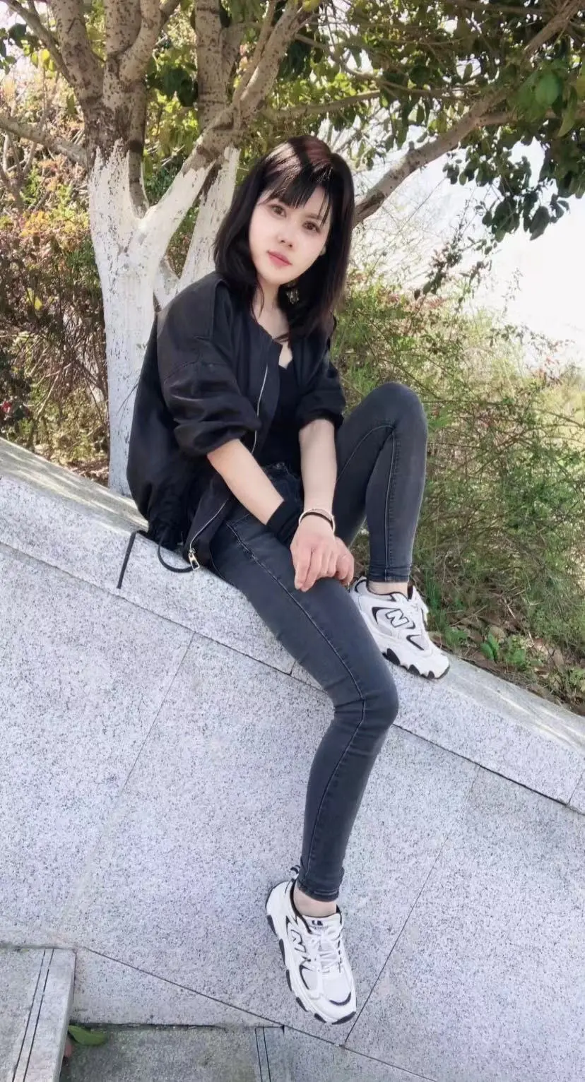 我们没有离婚，他外地打工，我留守陪读，我们不聊天，有事说一下，没事不关...