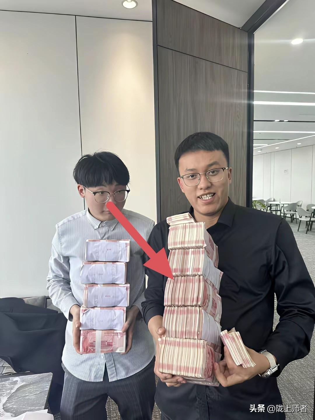 这是两位捧着现金提成奖的年轻小伙子！很明显左边这位穿着白色格子衬衣的小伙子心里有