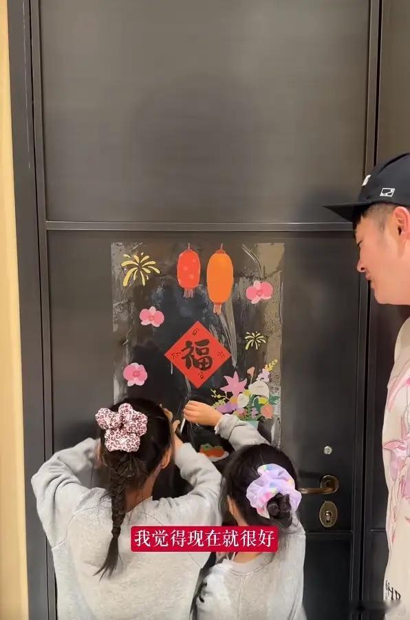 陈赫接岳母上海过年，俩人在别墅花园里说笑亲如母子，张子萱也在！ 