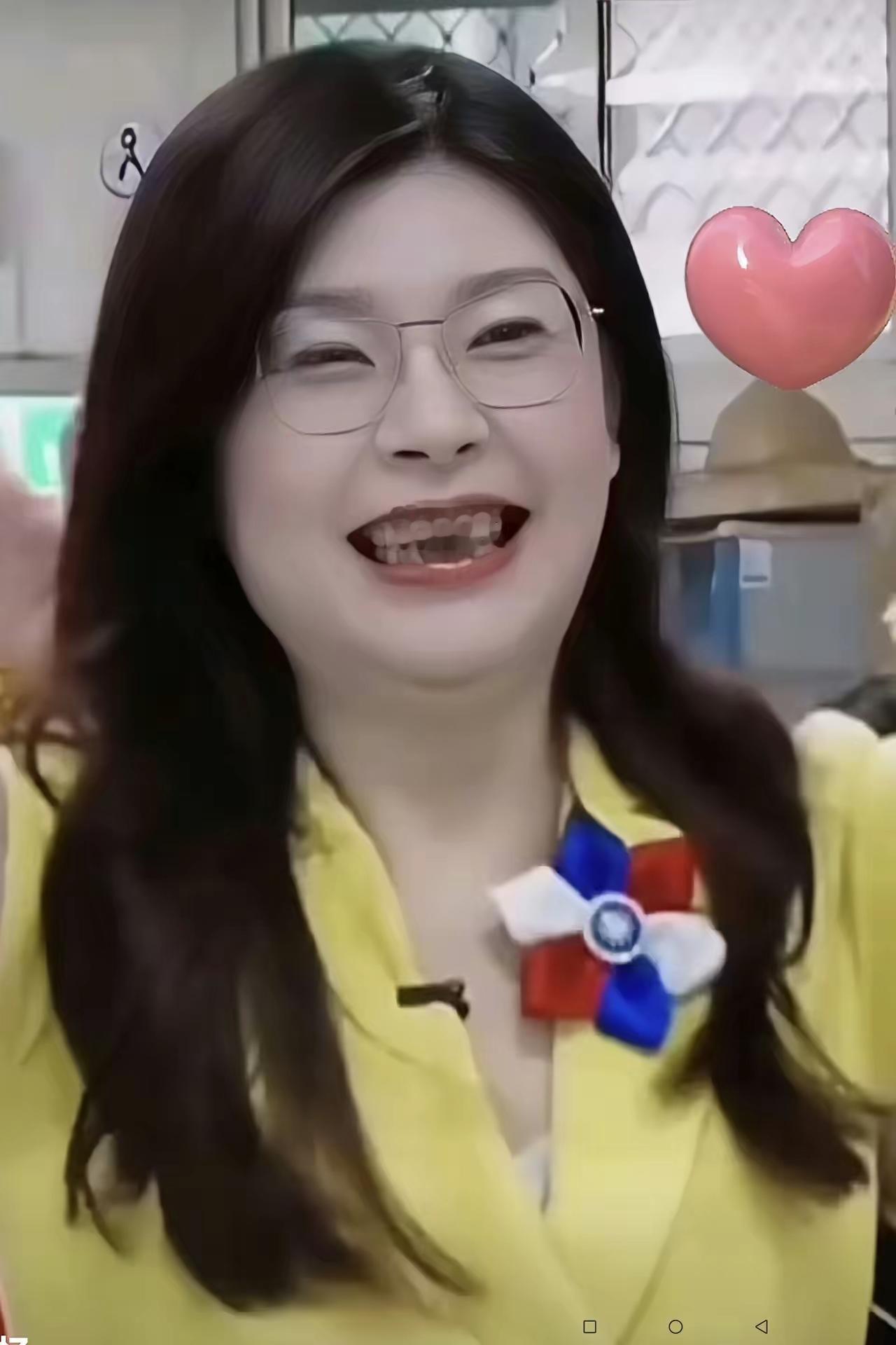 郑丽文现在是两手抓，一手抓两岸的和平，一手抓国民党党内的团结。

看来，郑丽文在