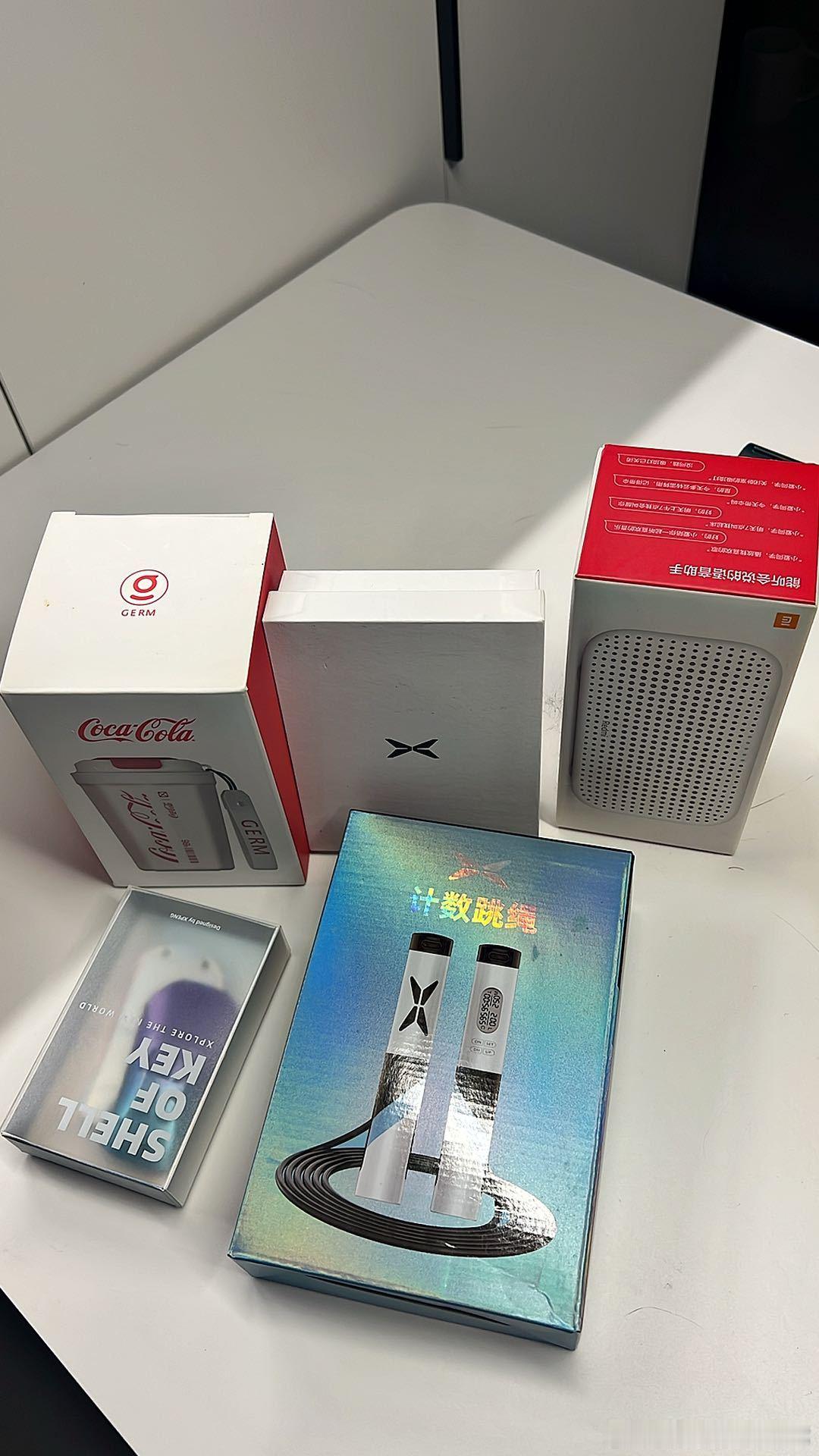 整理东西 发现很多小鹏蔚来周边 随机点赞送 一周后抽一个铁粉 互动三天就变铁粉啦