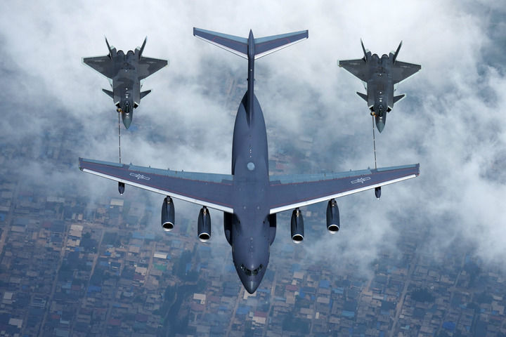运20列装十周年空军航空兵某团出动运油-20A与歼-20进行加油训练（2026年