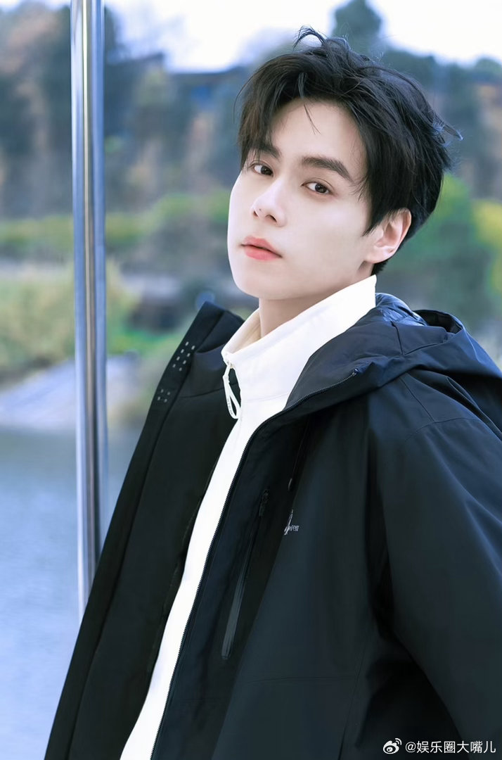 胡一天邓凯帅哥的旁边还是帅哥 这波同框真的太懂颜控的心了，胡一天的优越比例配上邓