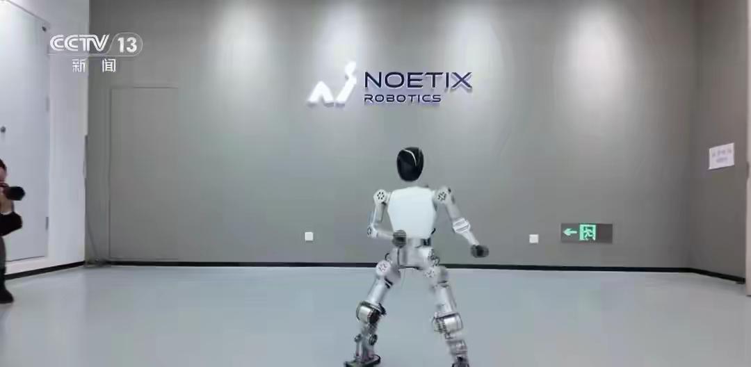 人形机器人“家用版”要来了
这到底是科技的狂欢，还是未来的预演？当“机器人”不再