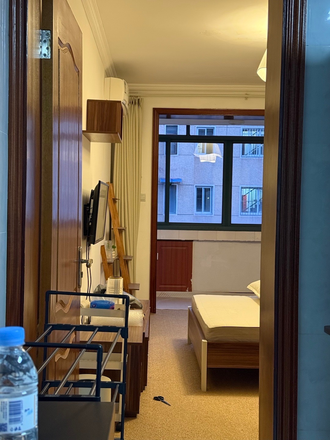今天搬家的时候邻居爷爷路过我的门口：“哦呦搬家喽，蛮好蛮好。”忽然想起搬来这里的