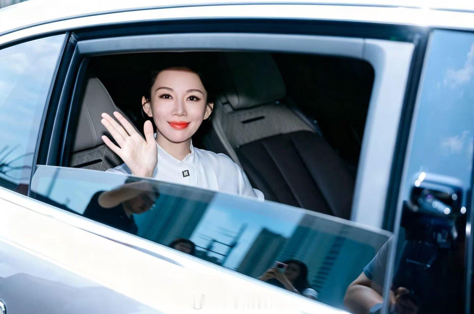 在太原偶遇潘晓婷我也偶遇到了，太有气质了而且这尊界V800也太有帅了 斯诺克名将